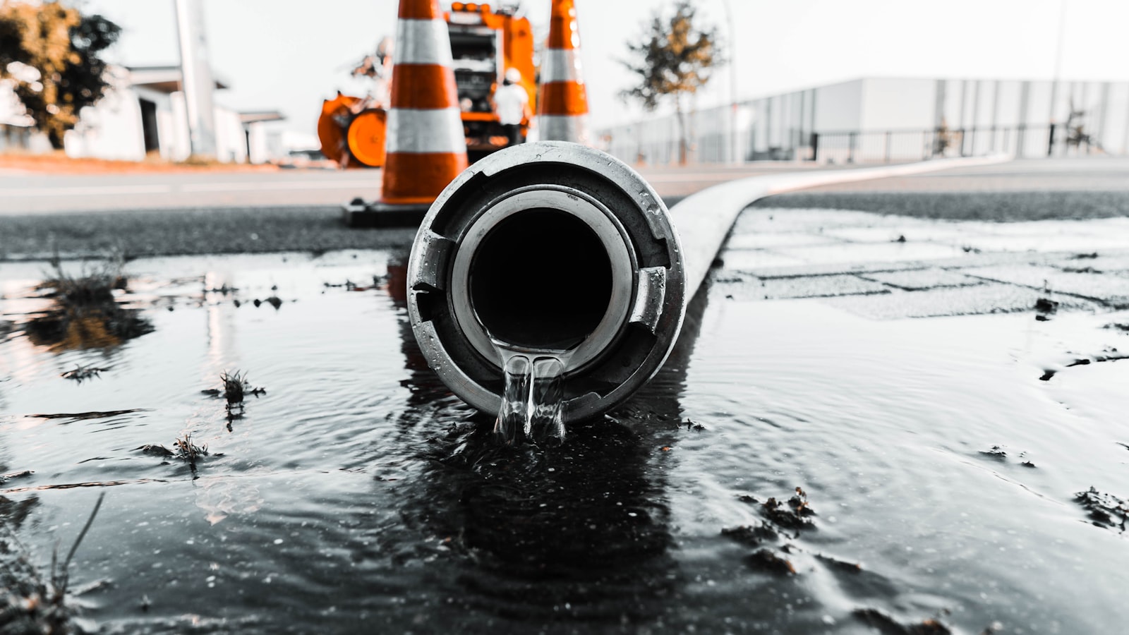 Canalisation qui déverse de l'eau au sol