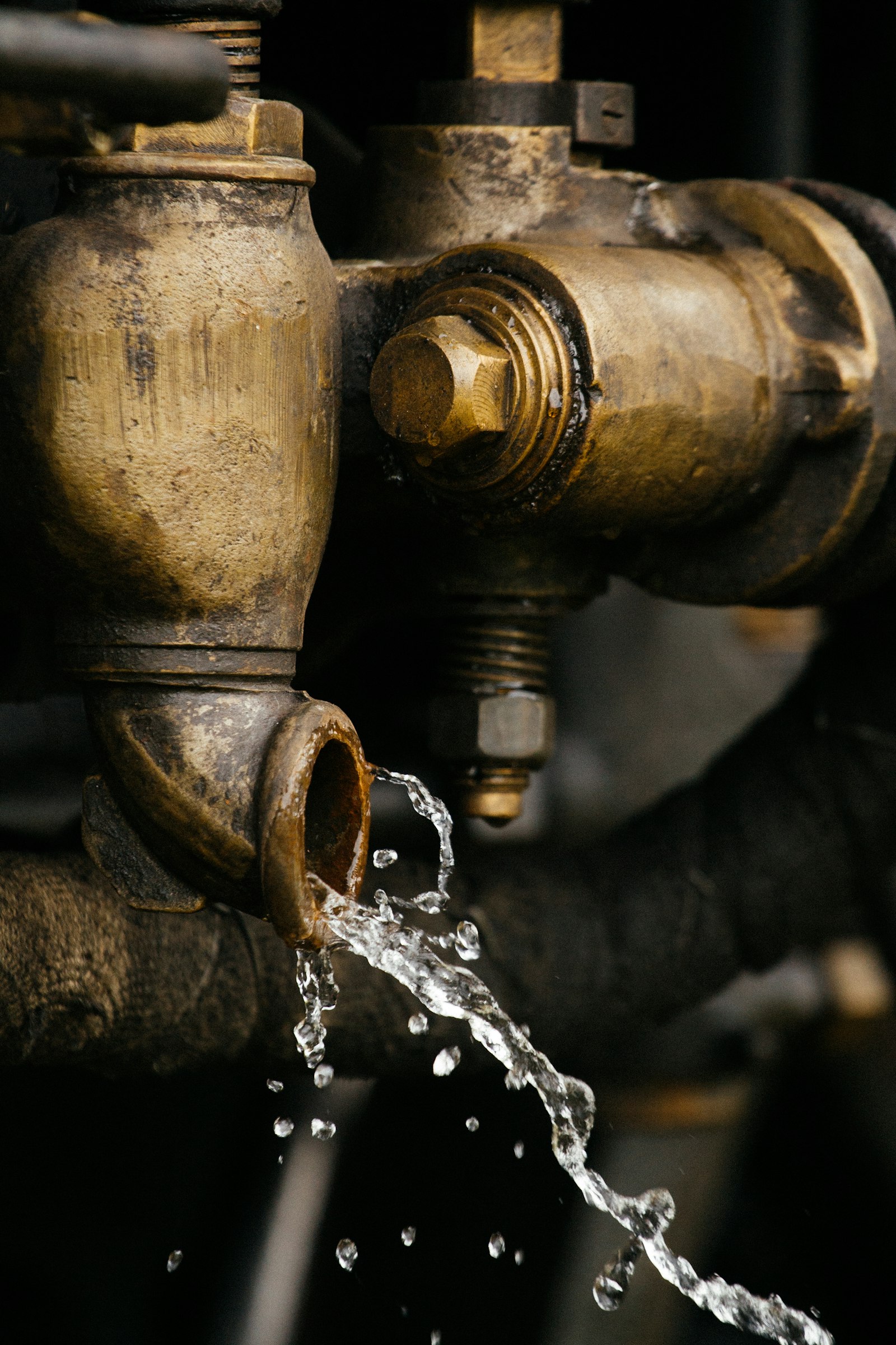 Goutte d'eau sur un raccord de tuyau en laiton