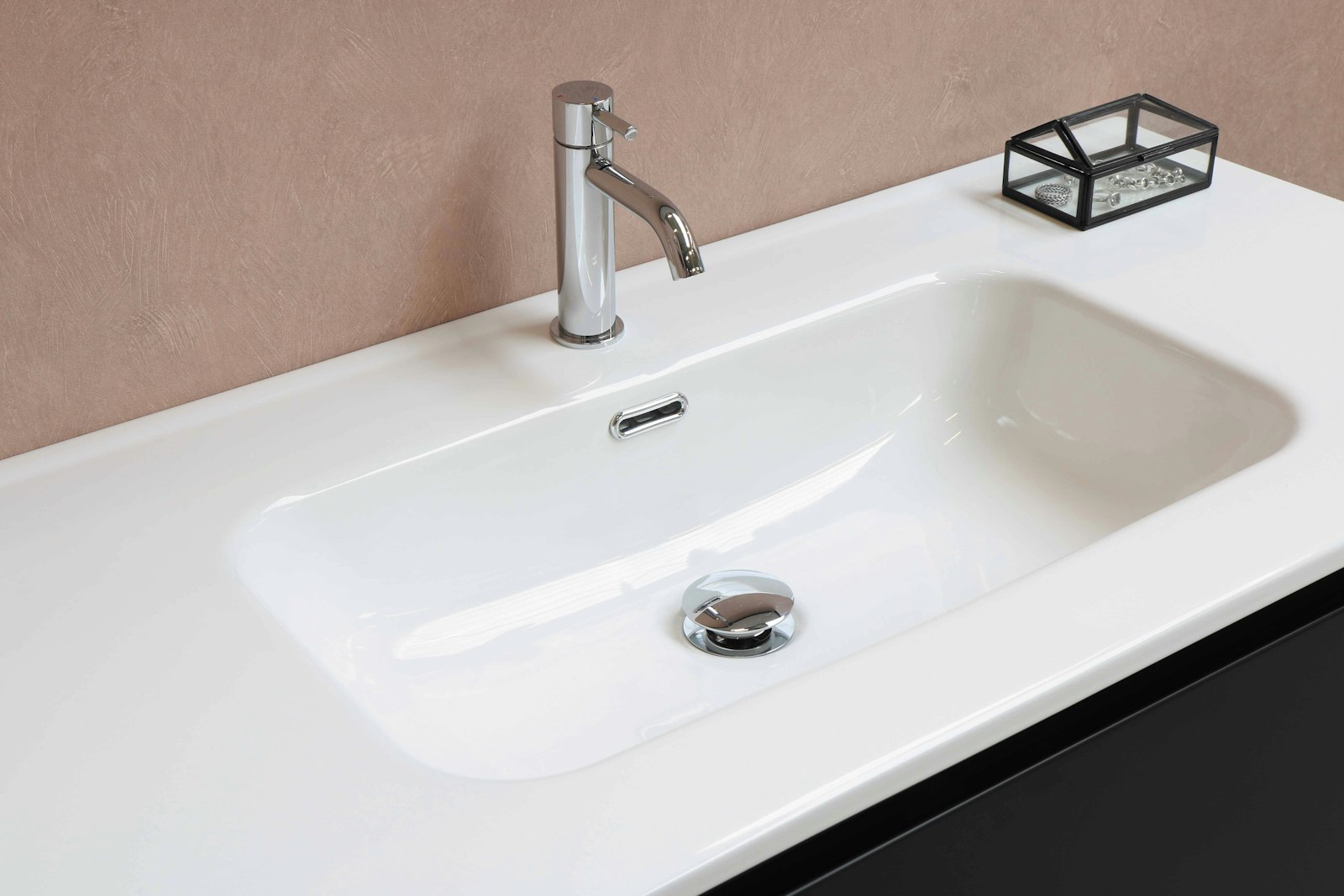 Lavabo et robinetterie de salle de bain moderne